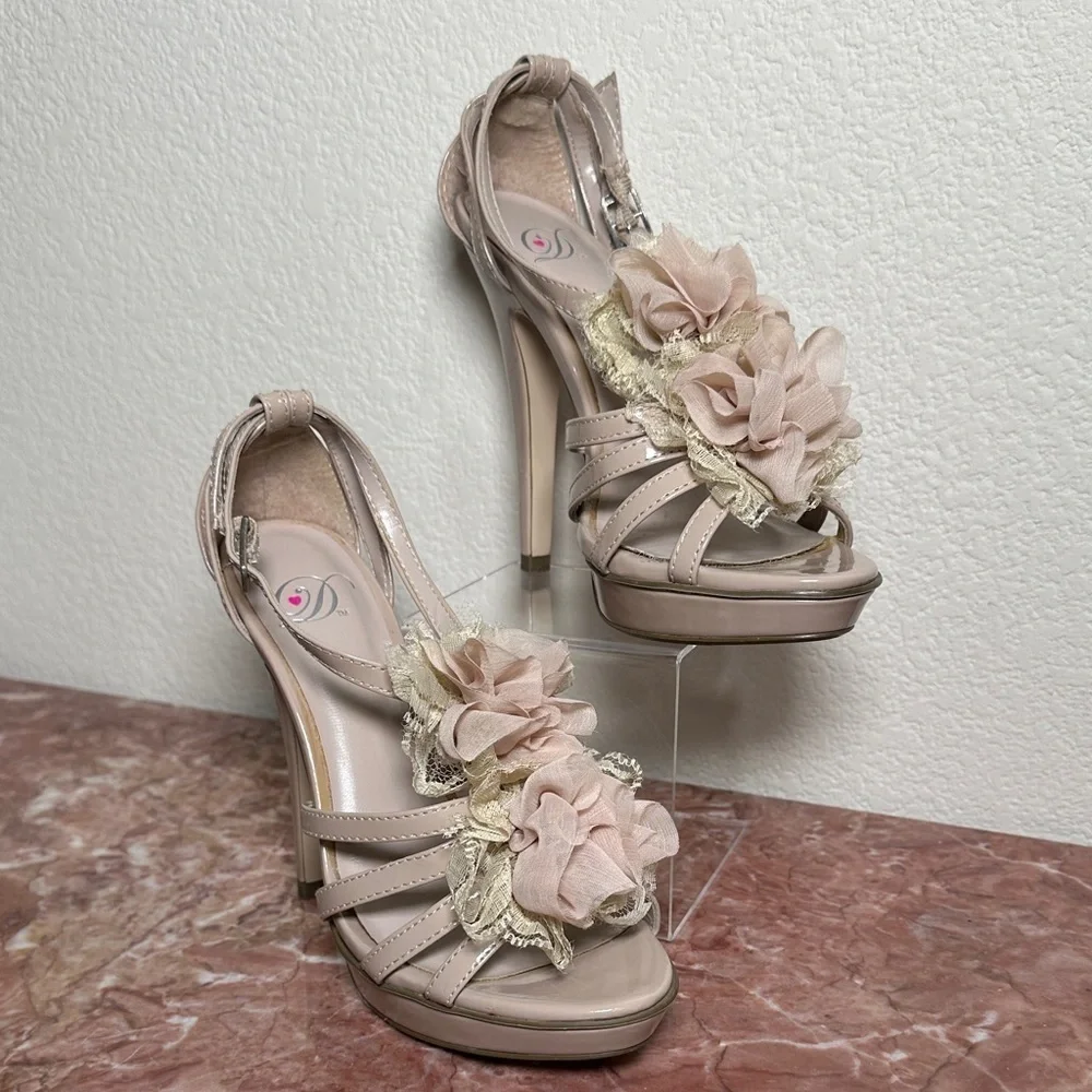 CHIC BLUSH FLORAL Heels Worn Once 6 1/2 Gorgeous